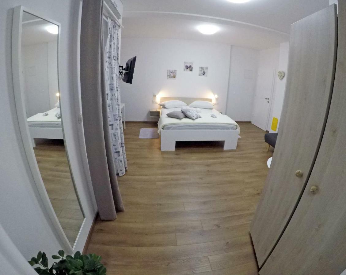 Guesthouse Villa DomeNico Lozovac Extérieur photo