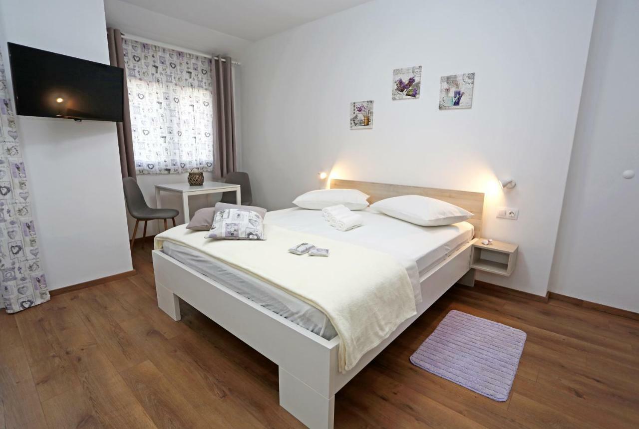 Guesthouse Villa DomeNico Lozovac Extérieur photo